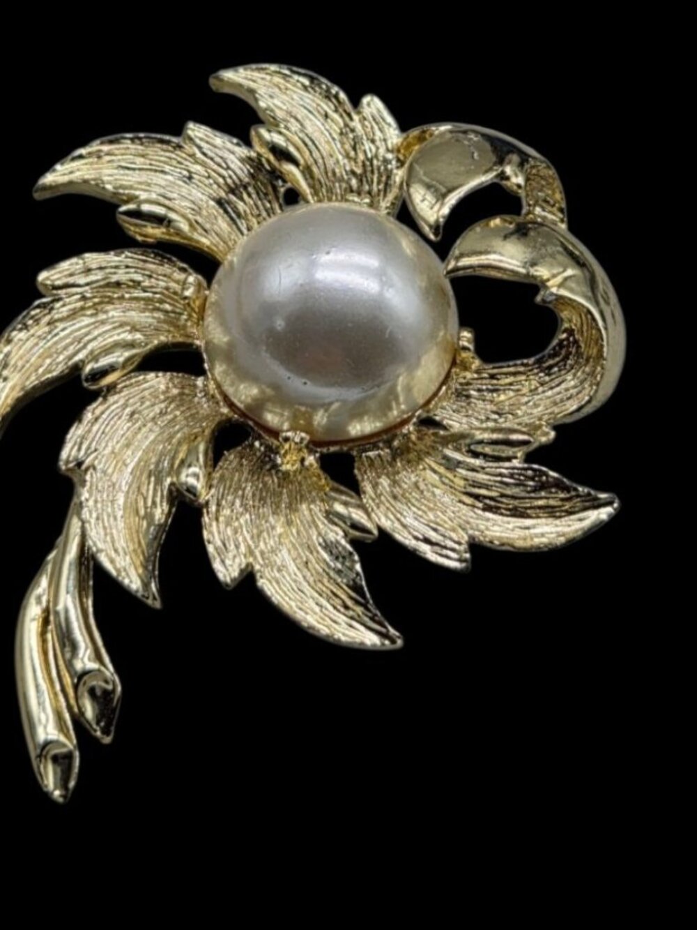 Vintage 1960s Gold-Tone Textured Leaf Spray Brooch with Central Faux Pearl Accen